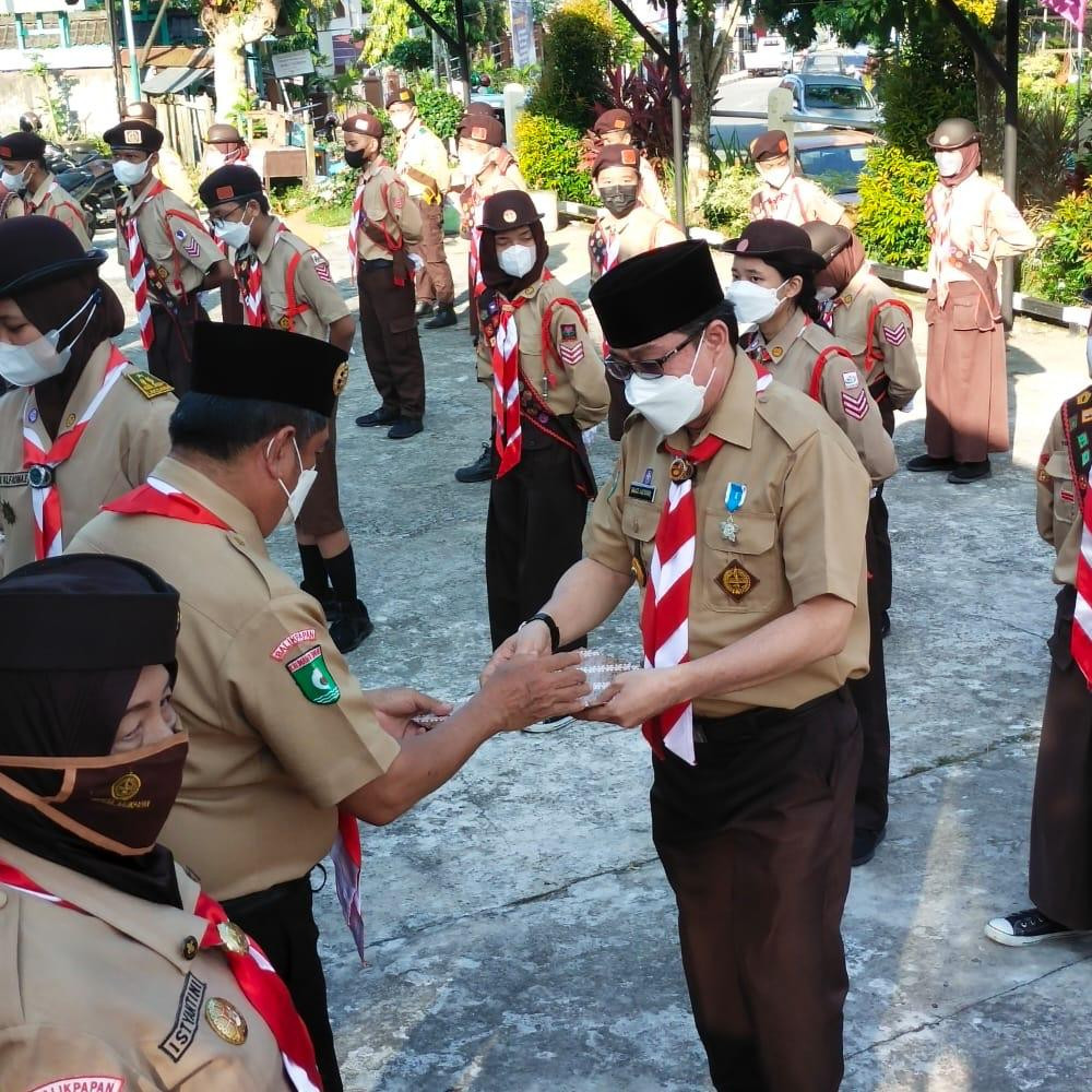 Dekan Fakultas Hukum Universitas Balikpapan Dr. Bruce Anzward., S.H.,M.H. menerima penghargaan  karya bhakti pramuka kita balikpapan